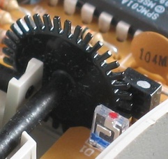 Optical encoder from an old mouse (Source: ENCODER OTICO/MECÂNICO CASEIRO)