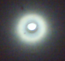 Imagem obtida por uma webcam, com o programa Kamerka, de uma coluna de água de ~39cm de comprimento em um tubo de PVC de 1/2" iluminado na extremidade por um LED branco.