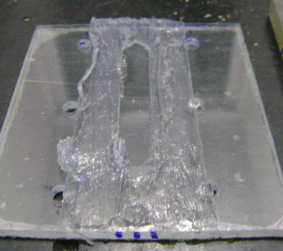 Superfície irregular da máscara de silicone do primeiro protótipo de cela de fluxo microfluídico para eletroquímica.