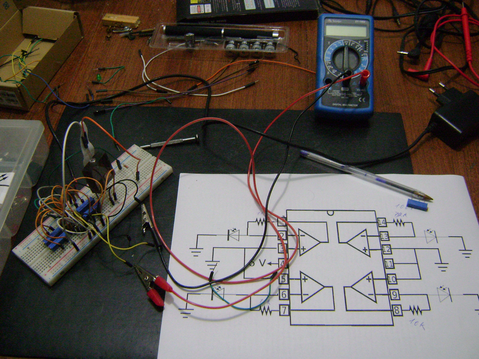 Circuito amplificador para os testes iniciais montado em uma protoboard.