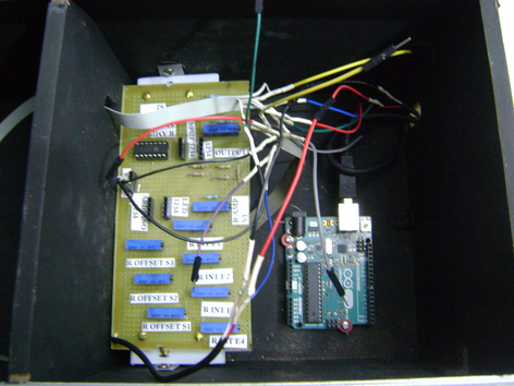 Placa do circuito de controle e Arduino fixadas no interior do fotômetro