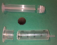 Disco de borracha e partes da seringa de 20 ml utilizadas para acomodar o SRF