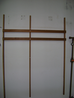 2 réguas horizontais fixadas sobre as 3 réguas verticais fixadas na parede