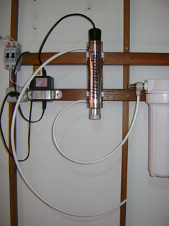 Conecção da mangueira entre a válvula reguladora de pressão e a base do reator de ultravioleta.
