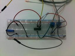 Montagem para testes do amplificador operacional na protoboard.